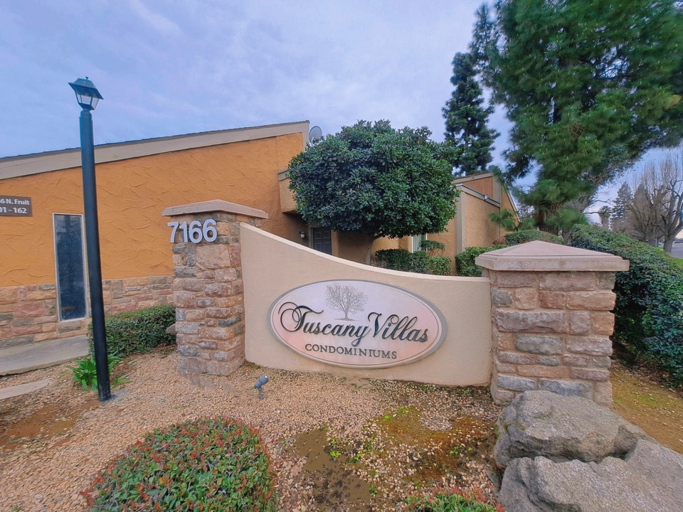 7166 N Fruit Ave in Fresno, CA - Building Photo