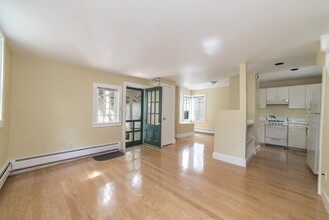 10 1/2 Appian Way, Unit 1 in Cambridge, MA - Building Photo - Building Photo