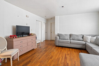 1520 Burke Ave in Bronx, NY - Building Photo - Interior Photo