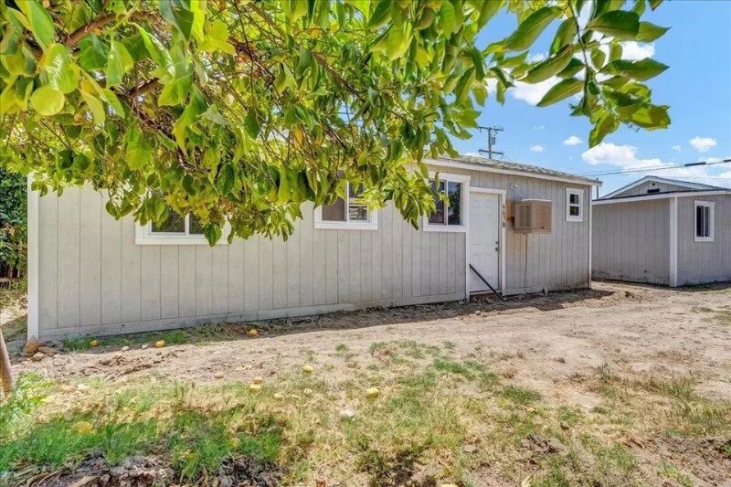 665 Market in Earlimart, CA - Building Photo