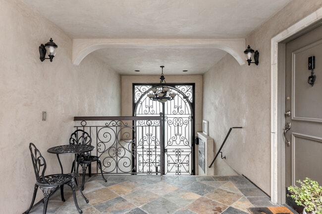 4466 Coldwater Canyon Ave in Los Angeles, CA - Building Photo - Building Photo