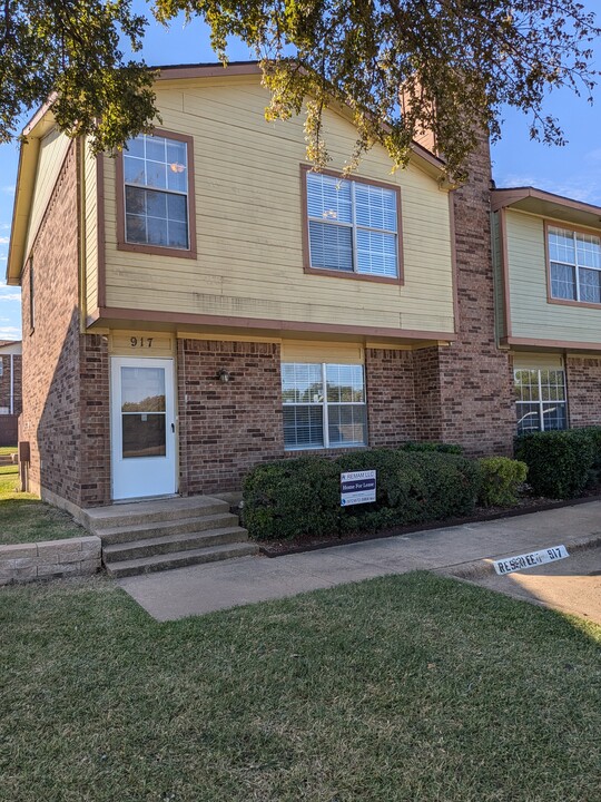 917 Vedral Pl, Unit The Cedars Condos in Cedar Hill, TX - Building Photo