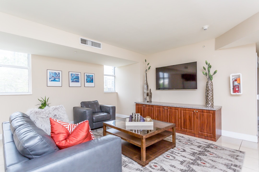 Porta di Oro Apartments in Miami, FL - Building Photo