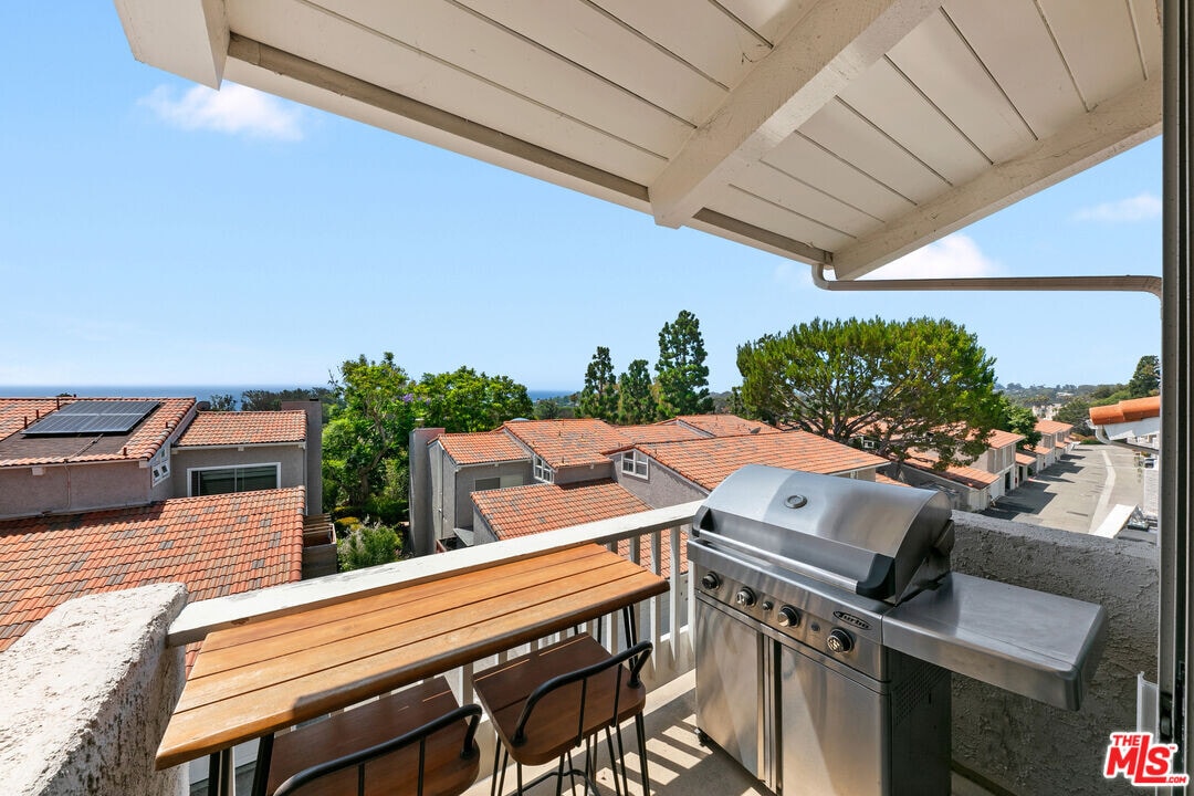 28206 Rey De Copas Ln in Malibu, CA - Building Photo