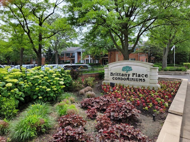 2315 S Goebbert Rd in Arlington Heights, IL - Building Photo - Building Photo