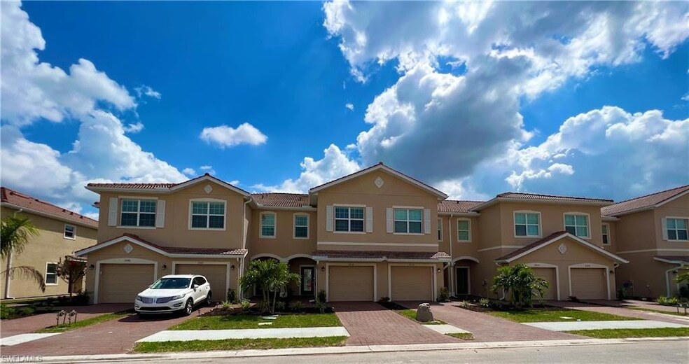 2858 Blossom Wy, Unit 1040 in Naples, FL - Building Photo