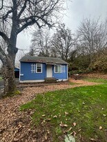 351 N K St in Cottage Grove, OR - Building Photo