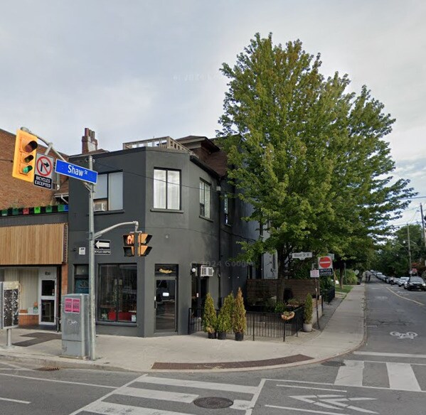 828 Bloor St W in Toronto, ON - Building Photo