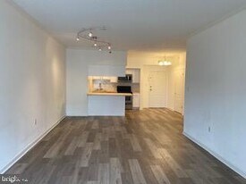 1211 S Eads St in Arlington, VA - Building Photo