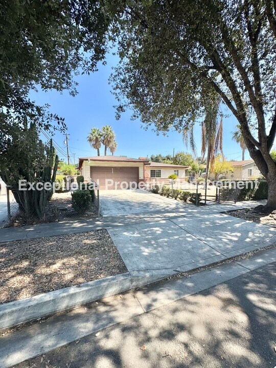 2374 W Victoria St in San Bernardino, CA - Building Photo