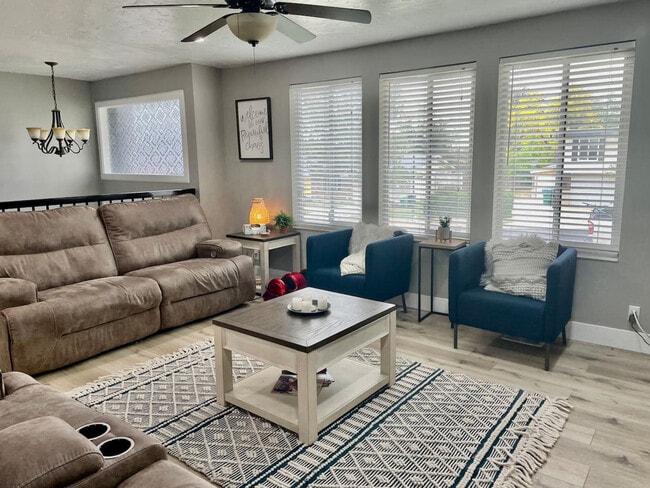 1212 E 8280 S in Sandy, UT - Foto de edificio - Building Photo