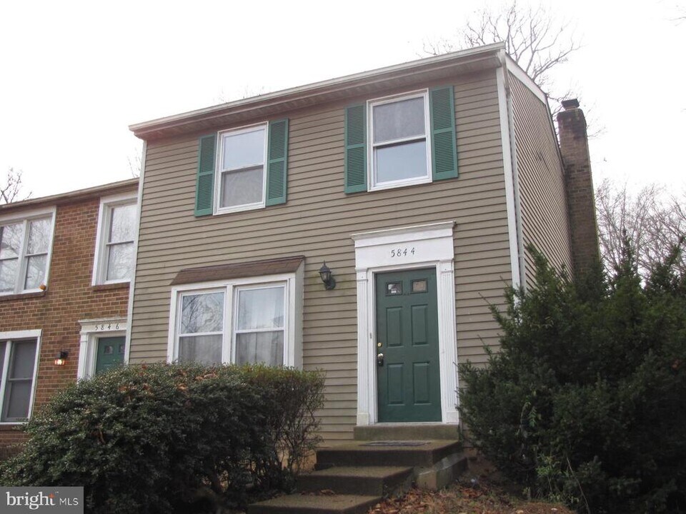 5844 Rock Forest Ct in Centreville, VA - Building Photo