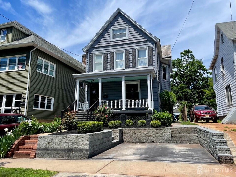 323 Montgomery St in Highland Park, NJ - Building Photo