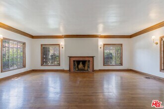 180 S Orange Dr in Los Angeles, CA - Foto de edificio - Building Photo