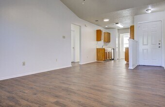 8118 West Gate Blvd in Austin, TX - Foto de edificio - Building Photo