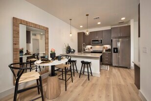 6002 Westview Dr in Houston, TX - Building Photo