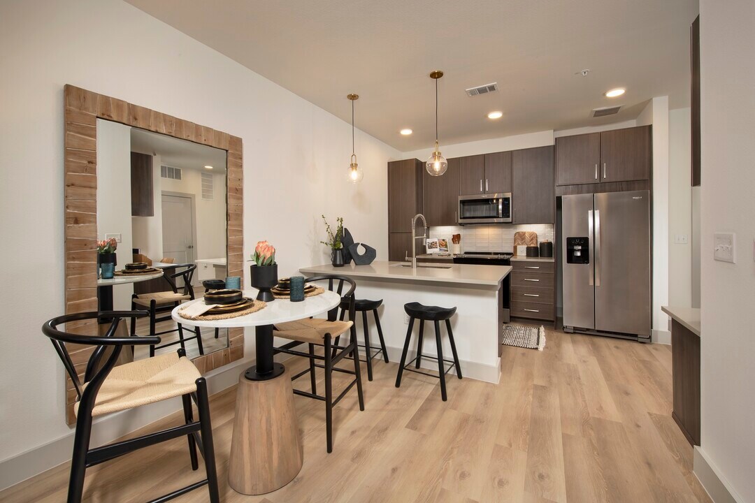 6002 Westview Dr in Houston, TX - Building Photo