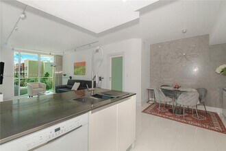 2000 N Bayshore Dr in Miami, FL - Building Photo - Building Photo