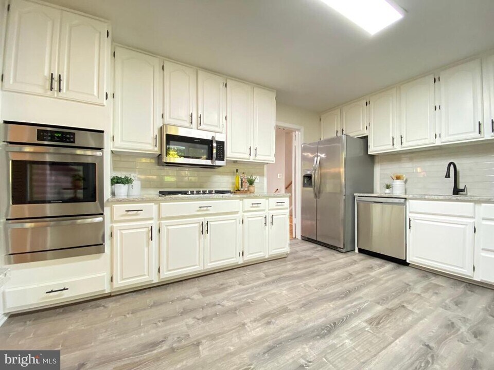 11505 Parkedge Dr in Rockville, MD - Building Photo