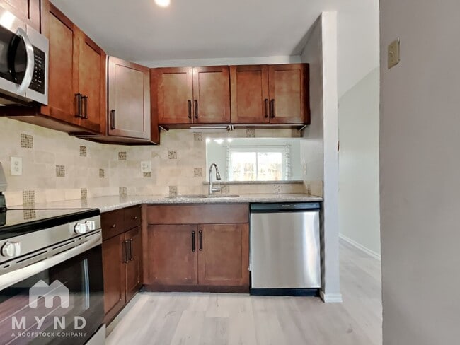 734 W Collins St in Denton, TX - Building Photo - Building Photo