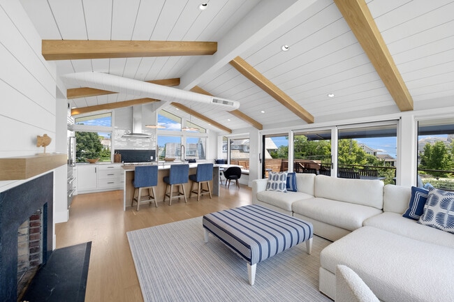 12 E Point Ln in Greenwich, CT - Building Photo - Building Photo
