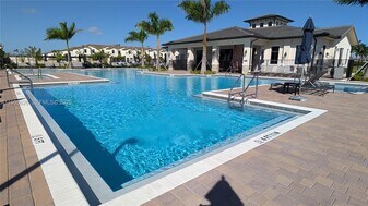 12884 SW 232nd Ln in Princeton, FL - Building Photo