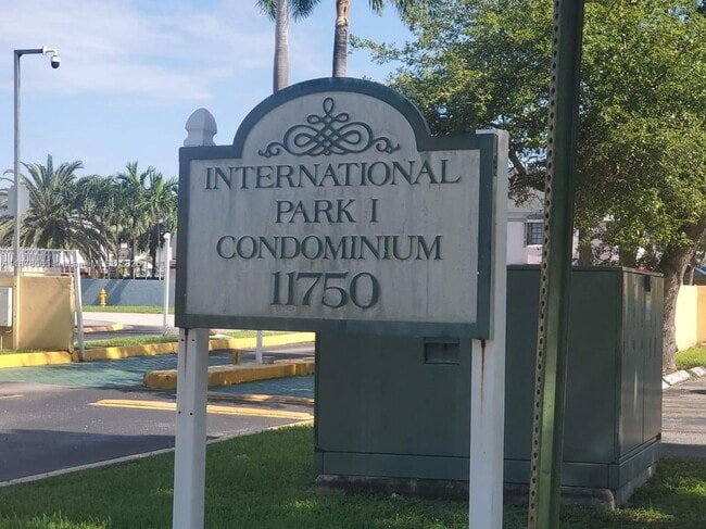 11750 SW 18th St in Miami, FL - Building Photo - Building Photo