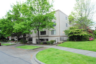 Boardwalk Apartments in Des Moines, WA - Building Photo - Building Photo