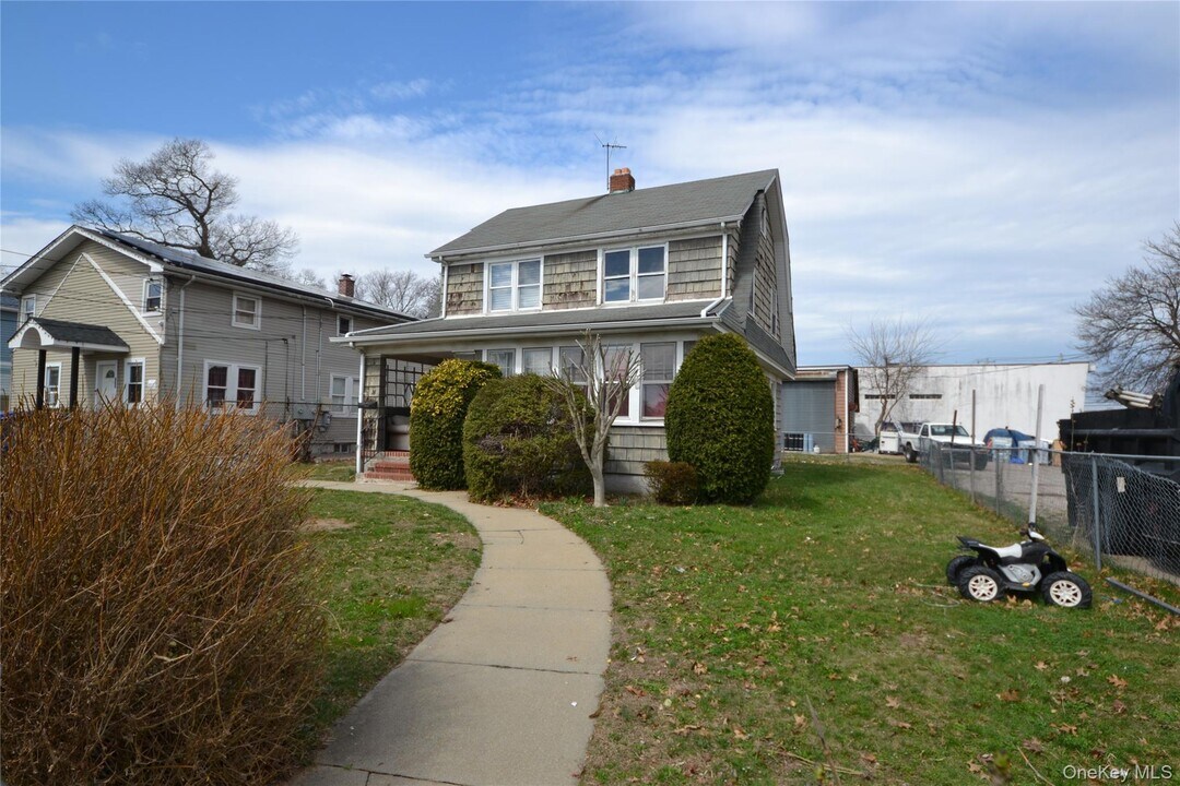 181 Forrest Ave in Roosevelt, NY - Building Photo