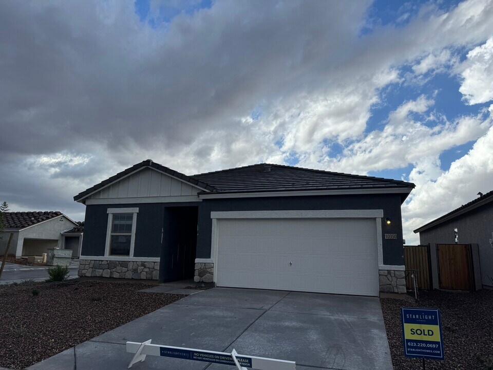 10350 N 156th Ave in Waddell, AZ - Building Photo