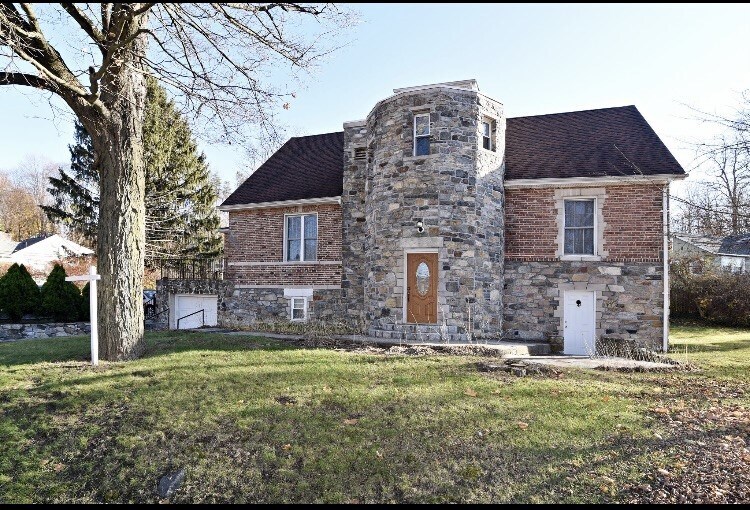 2 Hollowbrook Plz, Unit 1 in Cortlandt Manor, NY - Building Photo