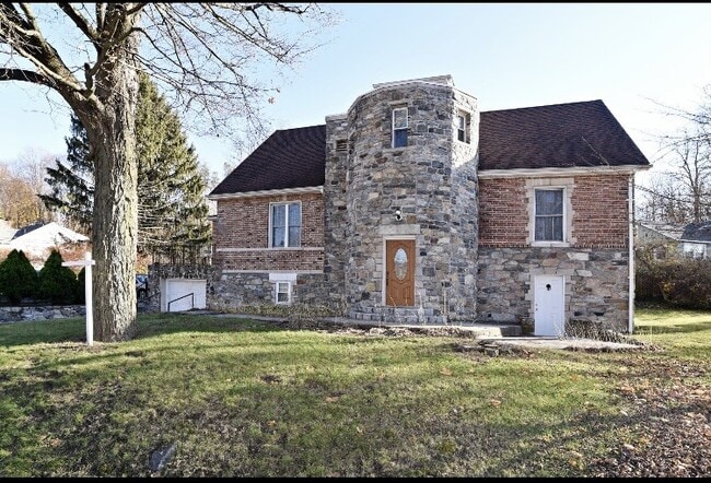 2 Hollowbrook Plz, Unit 1