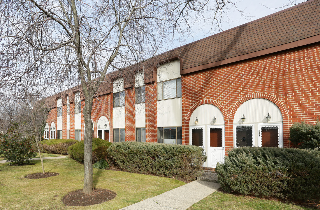 Cedarhurst Courtyard in Cedarhurst, NY - Building Photo