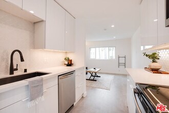 1313 Ocean Front Walk in Los Angeles, CA - Building Photo - Building Photo