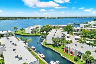 1950 SW Palm City Rd in Stuart, FL - Building Photo