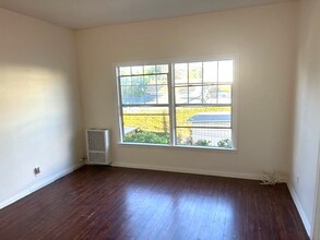 2329 Crenshaw Blvd, Unit 205 in Los Angeles, CA - Building Photo - Building Photo