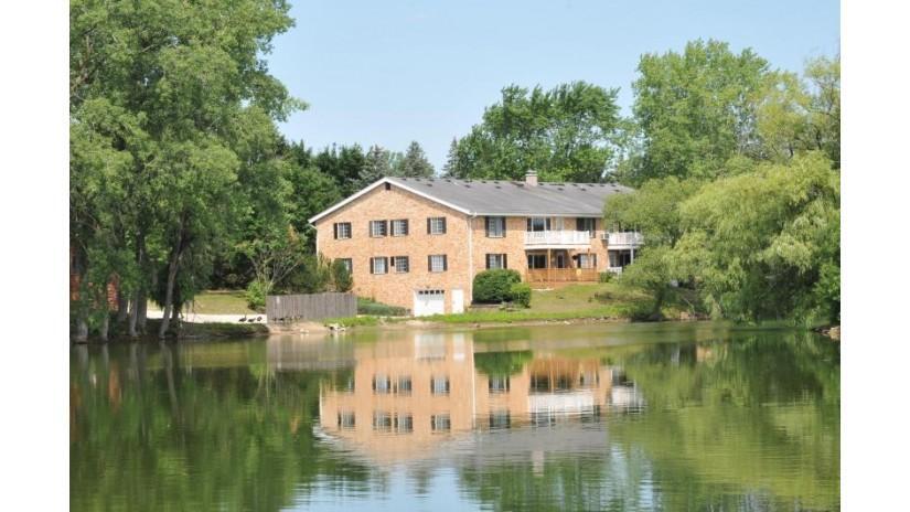 524 Laurel Lake Rd in Thiensville, WI - Building Photo