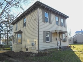 362 W Main St in Geneva, OH - Building Photo