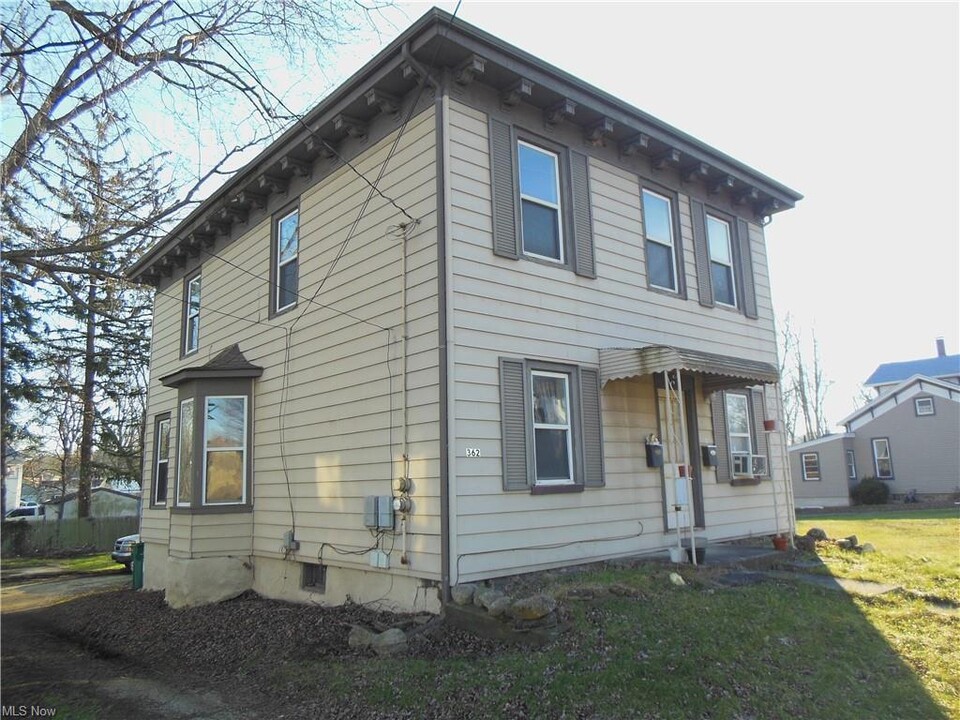 362 W Main St, Unit Down in Geneva, OH - Foto de edificio