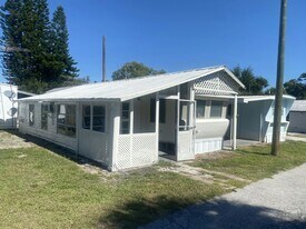 4 Circle Dr in Mount Dora, FL - Building Photo