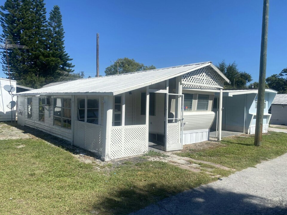 4 Circle Dr in Mount Dora, FL - Building Photo