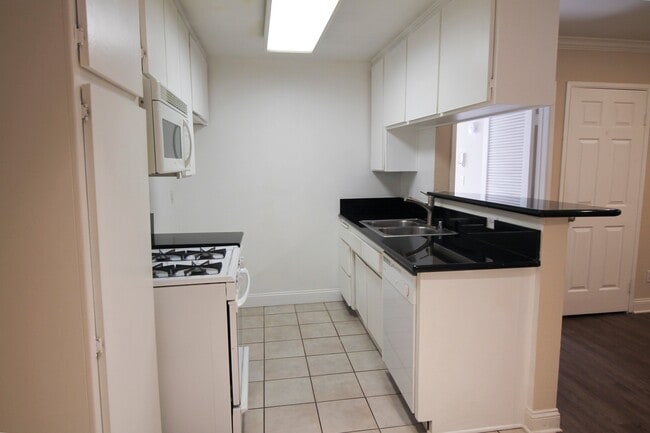 15040 Moorpark St in Sherman Oaks, CA - Building Photo - Building Photo