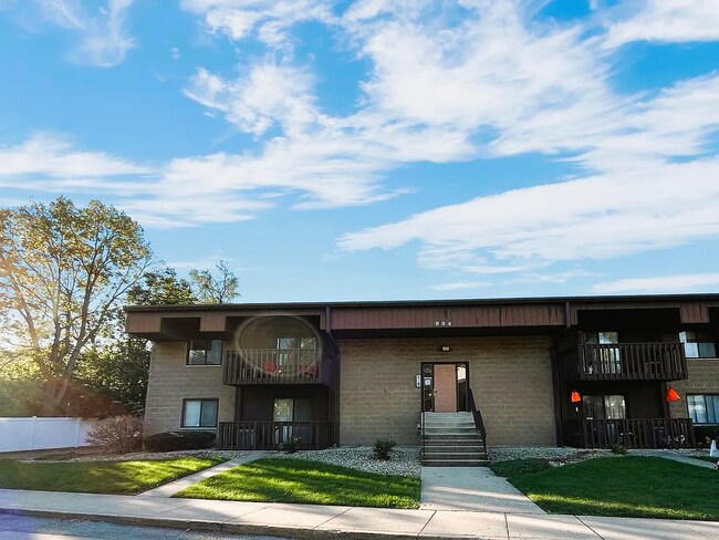 property at 884 N Prairie Ave