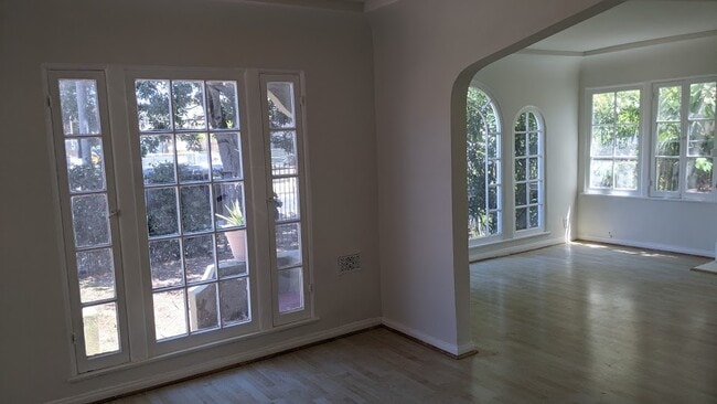 2213 Carmona Ave in Los Angeles, CA - Building Photo - Building Photo