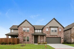 321 Lincoln Cir in Saginaw, TX - Building Photo