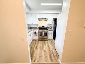 11839 Burbank Blvd, Unit 7 in Los Angeles, CA - Building Photo - Building Photo