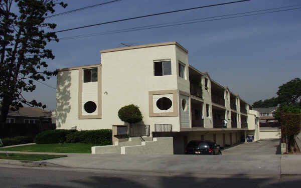 221 W Linda Vista Ave in Alhambra, CA - Building Photo