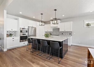 8462 W Suttle Lake Dr in Garden City, ID - Building Photo - Building Photo