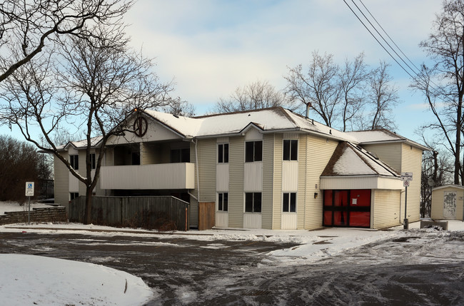 Tecumseh Place in Hamilton, ON - Building Photo - Building Photo