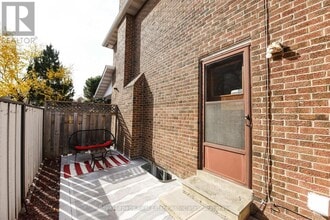 90 Professor's Lk Pkwy in Brampton, ON - Building Photo - Building Photo